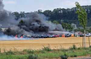 Auf Stoppelfeld geparkt: 17 Fahrzeuge in Flammen aufgegangen