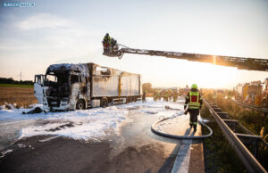 LKW mit Altreifen in Brand – Autobahn bei Uhyst gesperrt