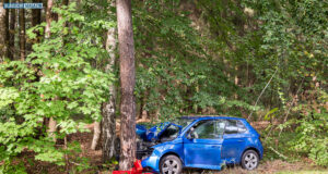 Von Fahrbahn abgekommen und gegen Baum gekracht