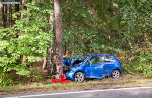 Von Fahrbahn abgekommen und gegen Baum gekracht