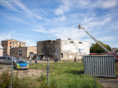 Flugzeug stürzt in Lagerhalle – Pilot kommt ums Leben