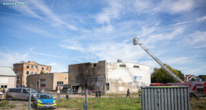 Flugzeug stürzt in Lagerhalle – Pilot kommt ums Leben