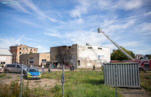 Flugzeug stürzt in Lagerhalle – Pilot kommt ums Leben