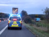 LKW kommt von Fahrbahn ab und landet auf Feld – Fahrer starb offenbar am Steuer