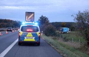 LKW kommt von Fahrbahn ab und landet auf Feld – Fahrer starb offenbar am Steuer