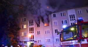 Wohnung in Vollbrand: eine Person verletzt
