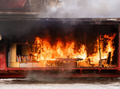 Brandversuch mit Weihnachtsbaum: so schnell brennt die ganze Wohnung!