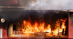 Brandversuch mit Weihnachtsbaum: so schnell brennt die ganze Wohnung!