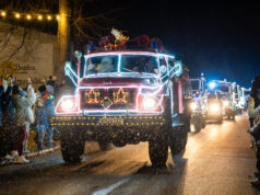 Weihnachts-Feuerwehr rollt weiter durch die Lausitz – mit Polizeibegleitung