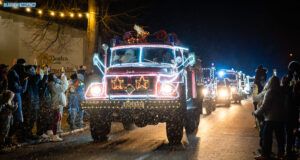 Weihnachts-Feuerwehr rollt weiter durch die Lausitz – mit Polizeibegleitung