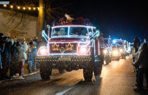 Weihnachts-Feuerwehr rollt weiter durch die Lausitz – mit Polizeibegleitung