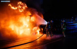 Milchlaster geht am Vorweihnachtsabend auf der A4 in Flammen auf