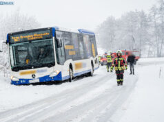 Schneeglätte vor Weihnachten: Linienbus rutscht in den Graben
