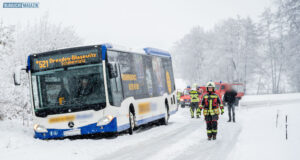 Schneeglätte vor Weihnachten: Linienbus rutscht in den Graben