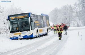 Schneeglätte vor Weihnachten: Linienbus rutscht in den Graben