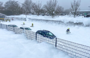 Lösch-Schaum ausgetreten: Feuerwehr muss eingeschäumte LKW-Fahrer retten