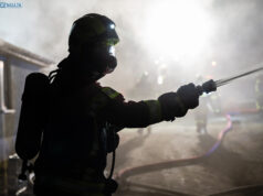 Wittenberg: Batteriebrand in Werkstatt für Menschen mit Behinderung – zahlreiche Rauchgas-Verletzte Silhouette einer Einsatzkraft mit Atemschutzgerät in dichtem Rauch bei Nacht