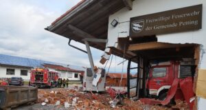 Einsatzbericht: Linienbus prallt in Feuerwehr-Gerätehaus