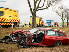 Mercedes kracht in LKW – Feuerwehr muss Fahrer befreien