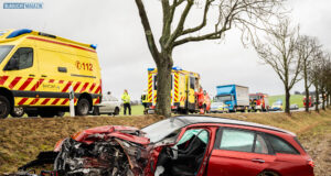 Mercedes kracht in LKW – Feuerwehr muss Fahrer befreien