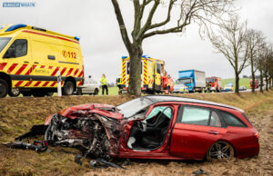 Mercedes kracht in LKW – Feuerwehr muss Fahrer befreien