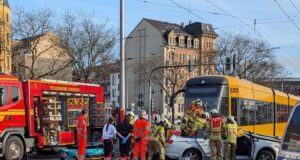 Schonende Rettung nach Zusammenstoß mit Straßenbahn