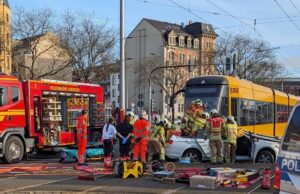 Schonende Rettung nach Zusammenstoß mit Straßenbahn