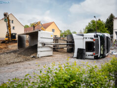 Unfall auf Baustelle in Bischofswerda: LKW kippt um