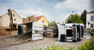 Unfall auf Baustelle in Bischofswerda: LKW kippt um