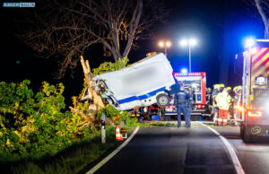 Transporter gegen Baum: 35-jähriger Mann stirbt auf S100 bei Kamenz