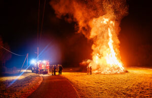 Hexenhaufen brennen frühzeitig – Brauchtum oder Straftat?