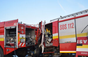 LKW rast in Einsatzstelle – 2 Feuerwehrleute sterben
