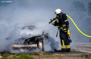 PKW geht nach Unfall auf Autobahn in Flammen auf