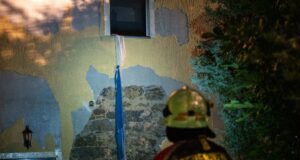 Dramatischer Brand: Bewohner fliehen über Bettlaken aus Fenster