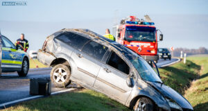 PKW überschlägt sich auf Feld bei Wallroda