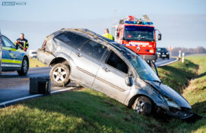 PKW überschlägt sich auf Feld bei Wallroda