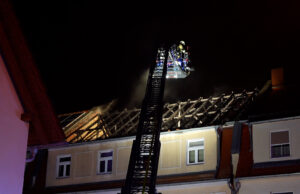 Dachstuhlbrand in Bautzen – Feuerwehr rettet Katzen aus Wohnung