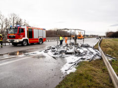 Weihnachtsmarktbude gerät auf Autobahn in Brand