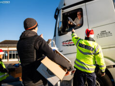 Weihnachten auf der Autobahn: Polizei beschenkt LKW-Fahrer auf der A4
