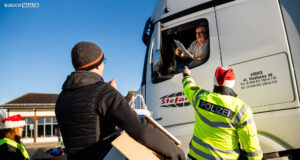 Weihnachten auf der Autobahn: Polizei beschenkt LKW-Fahrer auf der A4