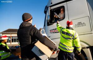 Weihnachten auf der Autobahn: Polizei beschenkt LKW-Fahrer auf der A4