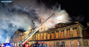 Großeinsatz in Radeberg: Feuerwehr bekämpft Dachstuhlbrand