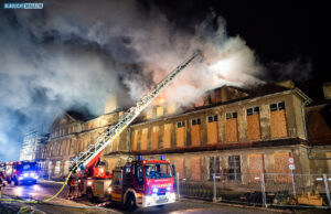 Großeinsatz in Radeberg: Feuerwehr bekämpft Dachstuhlbrand