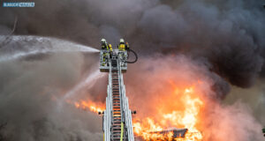Großbrand in Radeberg: Lagerhalle in Flammen – Wohnhaus gefährdet