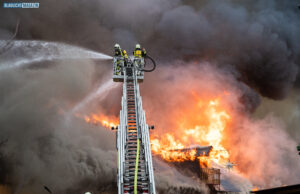 Großbrand in Radeberg: Lagerhalle in Flammen – Wohnhaus gefährdet
