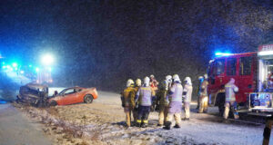 Autos gehen nach Unfall in Flammen auf