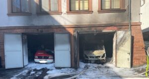 Brand im Feuerwehrhaus – zwei Fahrzeuge und Schutzausrüstung zerstört
