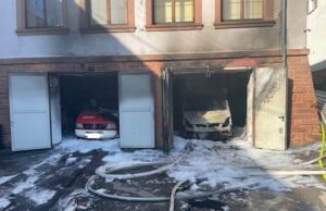 Brand im Feuerwehrhaus – zwei Fahrzeuge und Schutzausrüstung zerstört