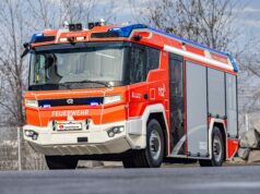 Hamburg stoppt vorerst Beschaffung weiterer E-Löschfahrzeuge Rotes Elektro-Löschfahrzeug Rosenbauer RT der Feuerwehr Hamburg, schräg von vorne fotografiert