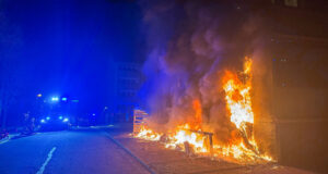 Mülltonnenbrand greift auf Fassade über